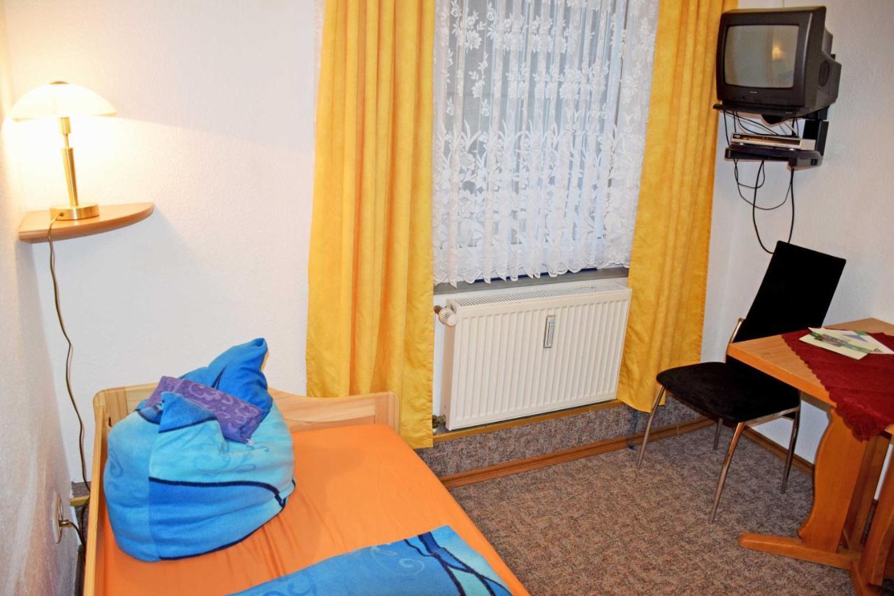 Ferienwohnung/ Ferienzimmer Asche อัสเชิร์สเลเบน ภายนอก รูปภาพ